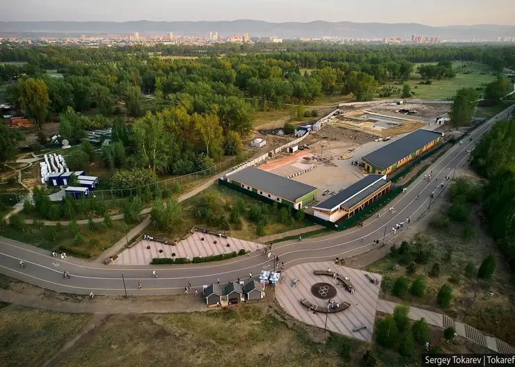 Красноярский фотограф Сергей Токарев показал ход строительства открытых бассейнов на Татышеве