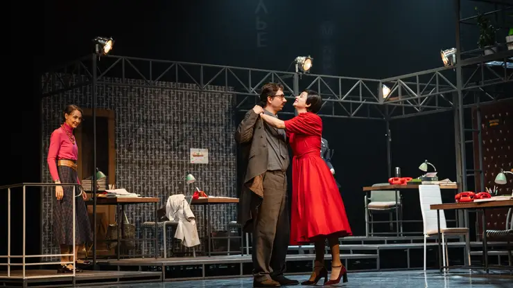 «Щемящее чувство ностальгии»: в Красноярске прошла премьера спектакля «Служебный роман»