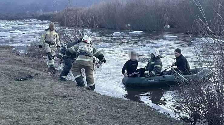 В Забайкалье спасатели сняли двоих детей с дрейфующей льдины