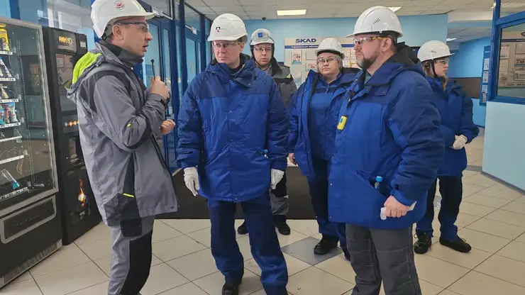 Депутат Госдумы Сергей Еремин и глава Дивногорска Дмитрий Иванов оценили достижения завода СКАД