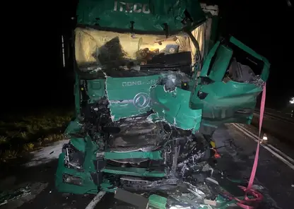 Три грузовика столкнулись на трассе в Красноярском крае. Один из водителей погиб