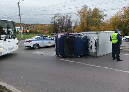 В Красноярске на ул. Мичурина опрокинулся грузовик