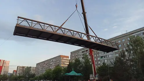 В Красноярске на реке Кача поставили новый пешеходный мост