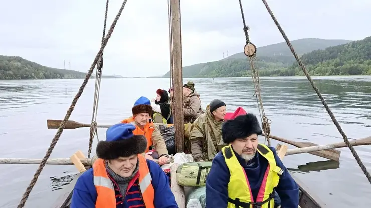 В Красноярске реконструкторы открыли новый сезон на струге «Такмак»