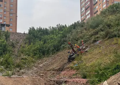 Опасный склон продолжают укреплять на 2-й Огородной в Красноярске