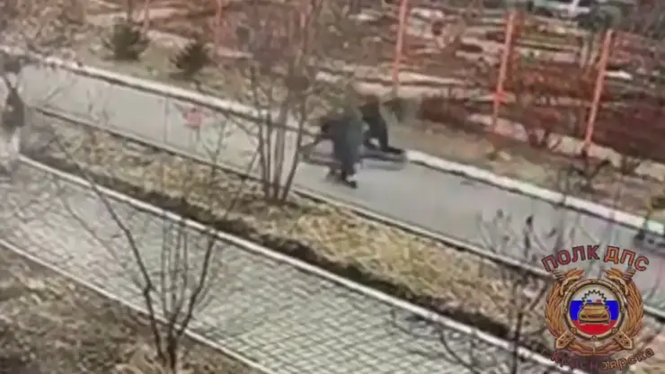 Компания детей на самокатах устроила ДТП прямо в школьном дворе в Красноярске