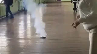 В школе Владивостока у ребенка взорвался телефон: густой дым охватил коридор