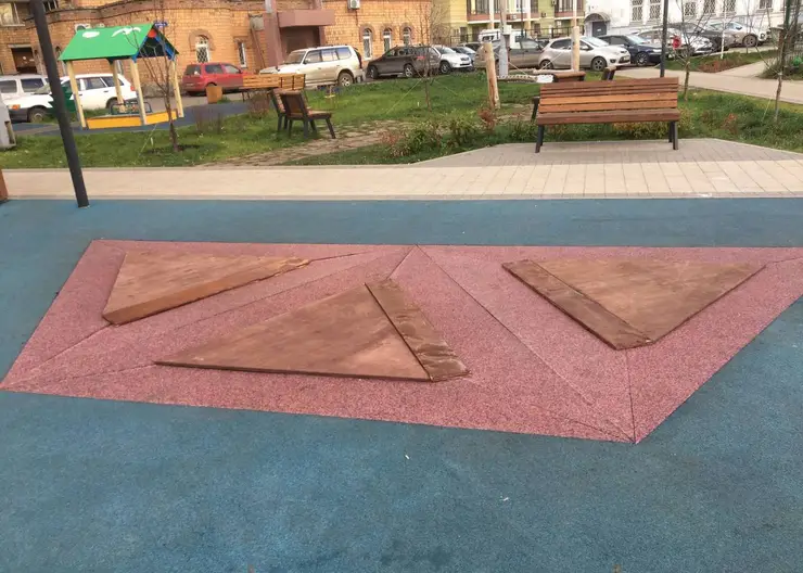 В Красноярске уличные батуты «уходят в зимнюю спячку»