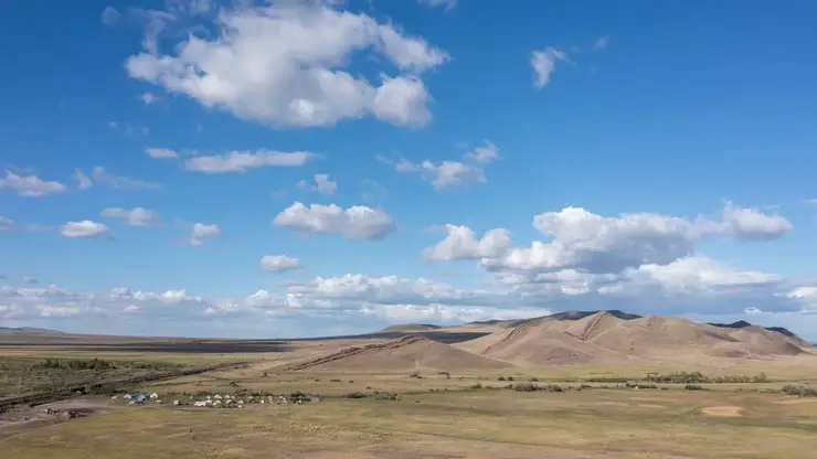 Каменные плиты с изображениями сцен охоты нашли в древних погребениях Хакасии