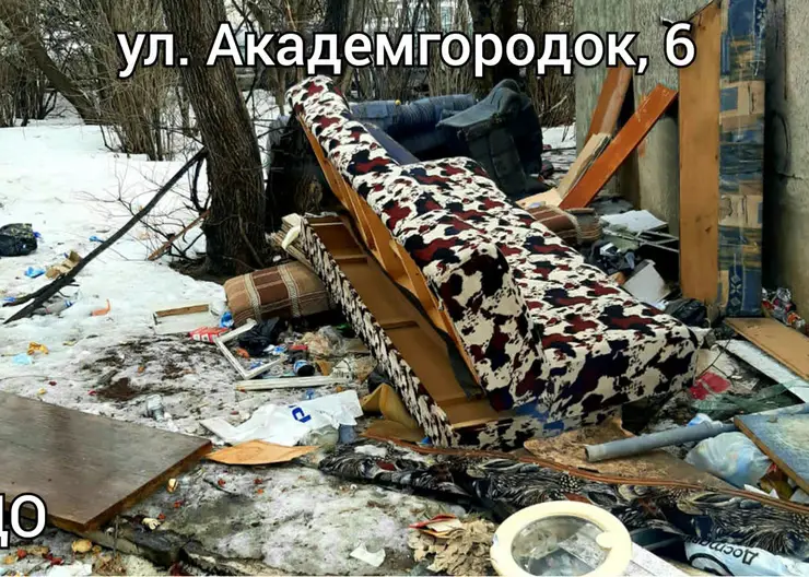 В Красноярске с Октябрьского района вывезли 86 кубометров покрышек