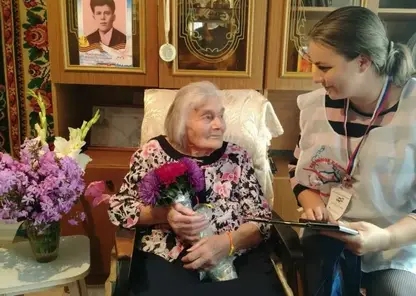 Старейшую избирательницу поздравили с 91-летием обходчики УИК в Красноярском крае
