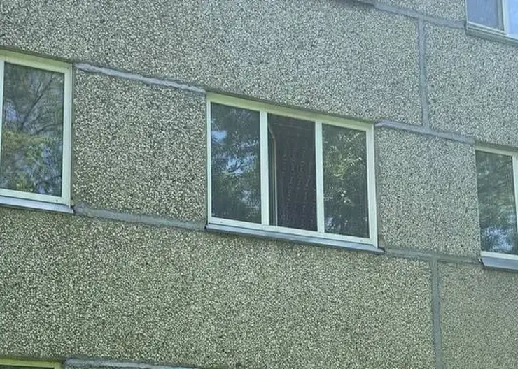 Маленький ребенок выпал из окна пятиэтажки в Хакасии, пока его мать спала