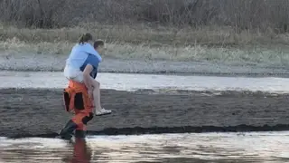 В Красноярском крае спасатели эвакуировали двух подростков из-за поднятия уровня воды в реке Шушь