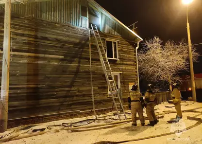 3 человек спасли пожарные из горящего брусового дома на ул. Лесной в Красноярске