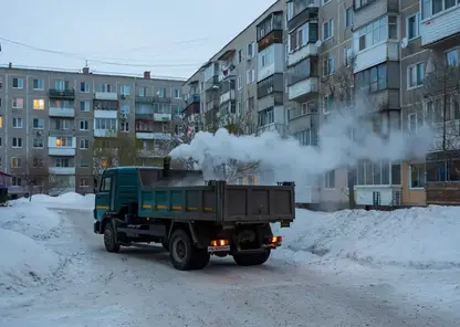 «Дома гул, даже при закрытых окнах»: красноярцы пожаловались на шумящий во дворе грузовик