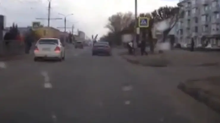 В Красноярске 7-летняя школьница переходила на «красный» и попала под колёса Honda Civic