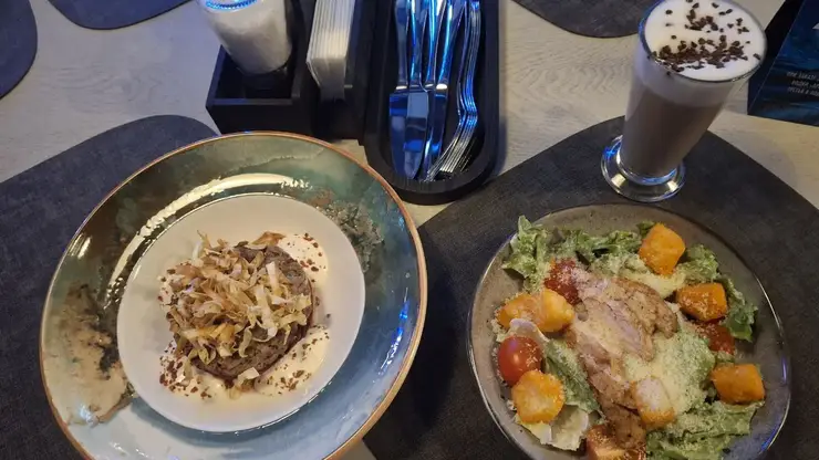 Грязная вилка в кафе: эксперты разъяснили правила обработки столовых приборов