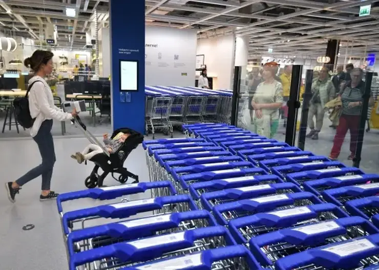 Маму с коляской отказались пускать в красноярский магазин, поскольку она «могла испачкать полы колесами»