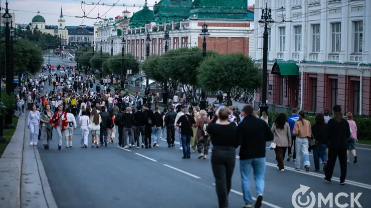 В центре Омска на неделю раньше улицу Ленина сделали пешеходной