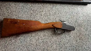 Жительница Кузбасса во время ремонта нашла в стене старый тайник с огнестрелом Жительница Кузбасса во время ремонта нашла в стене старый тайник с огнестрелом