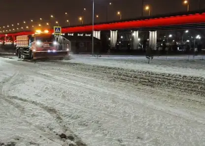 Красноярские дорожники всю ночь боролись со снегопадом: на улицах работало более 50 спецмашин