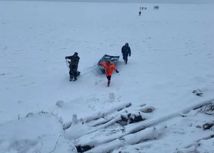 Льдину с 9 рыбаками оторвало от берега на акватории Новосибирского водохранилища