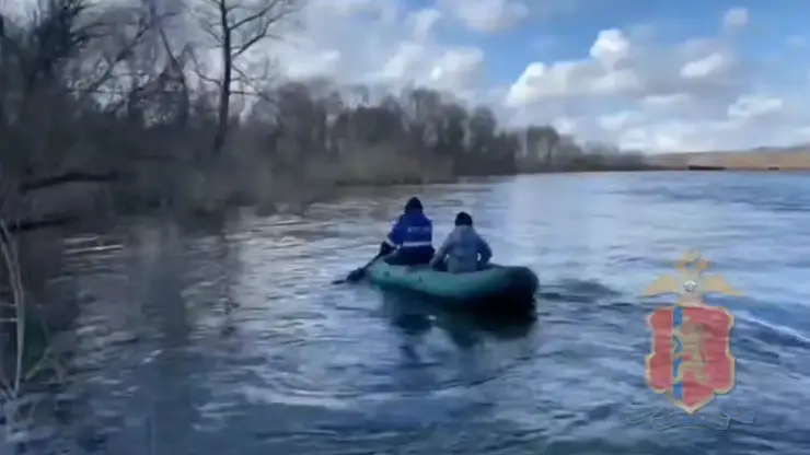 В Красноярском крае дети взяли лодку и одни отправились на речную прогулку