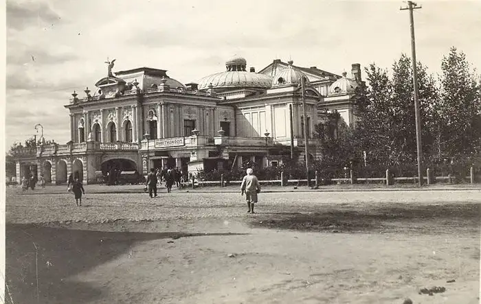 Здание театра до 1917 г. и в 1932 г. Фото: Санкт-Петербургский государственный музей театрального и музыкального искусства, Омский музей театрального искусства (goskatalog.ru)