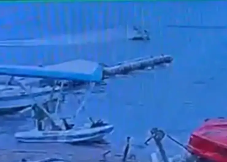 В Приморье мужчина на гидроцикле сбил двух девочек на сапборде