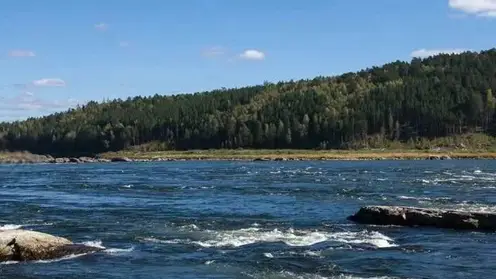 Баржа повредила корпус во время доставки груза под Красноярском