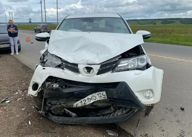 На трассе Красноярск - Элита водитель Nissan улетел в кювет после столкновения с Toyota RAV4