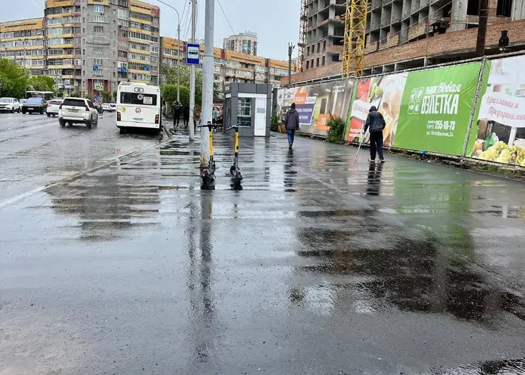 В Красноярске починили тротуар на Октябрьской