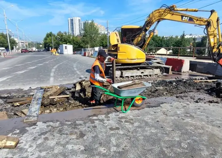 В Красноярске приступили к ремонту деформационных швов на второй половине путепровода по улице Мичурина