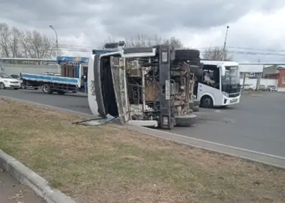 В Красноярске перевернулся грузовой автомобиль с прицепом