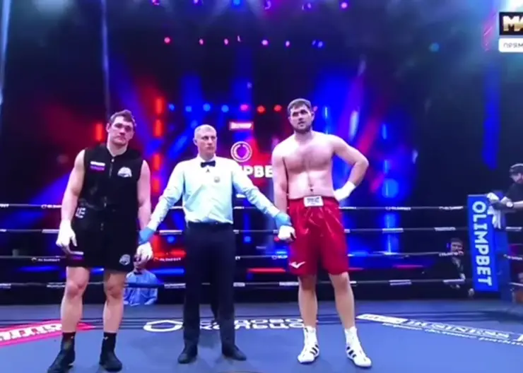 Минусинец Марк Петровский техническим нокаутом победил соперника на 9 кг тяжелее себя