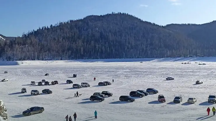 Около 2 000 автомобилей выехали на лёд Красноярского водохранилища