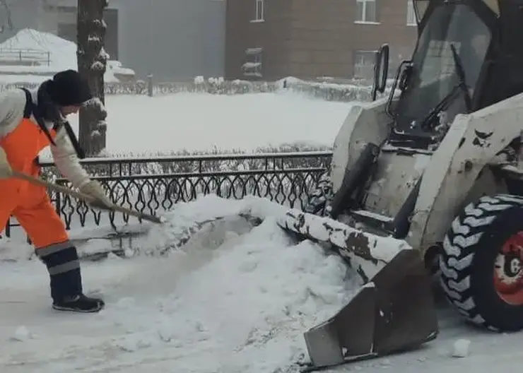 Красноярские коммунальщики убирают улицы в 30-градусные морозы