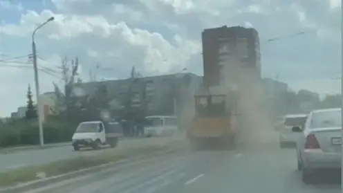 Красноярец пожаловался на уборку дорог: пыль затрудняла водителям видимость