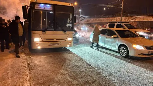 ДТП с участием автобуса в Красноярске парализовало движение на Свободном