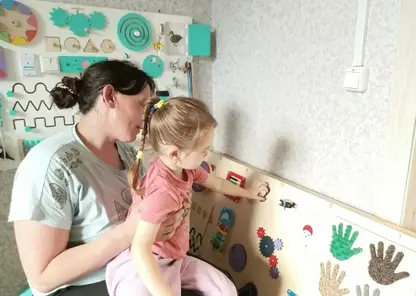 «Социальная передышка»: практику помощи родителям расширили в Северо-Енисейском округе