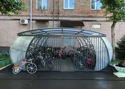 На правобережье Красноярска жители одного из дворов создали крытую велопарковку