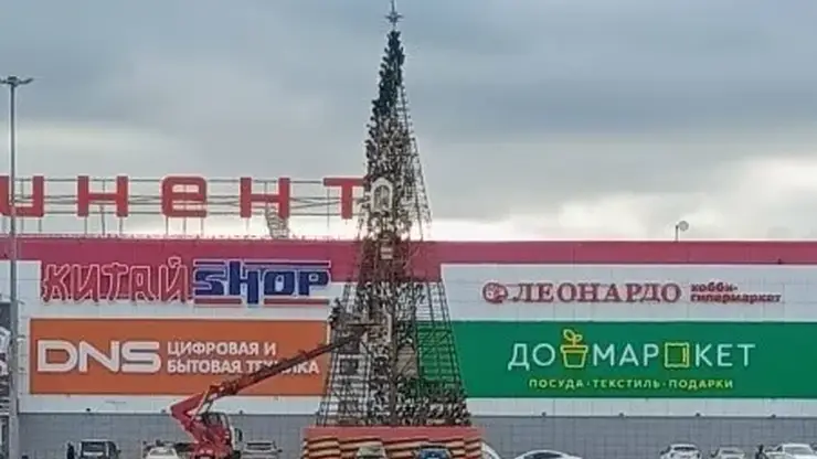 В Омске начали украшать первую новогоднюю ёлку
