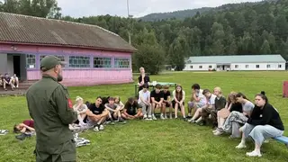 Ветераны СВО провели лекцию в красноярском детском лагере ко Дню железнодорожника