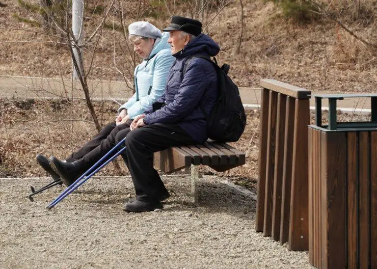 В Красноярске в Татышев-парке установили «парящие» скамейки