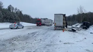Движение в сторону Красноярска ограничили из-за аварии с 7 машинами