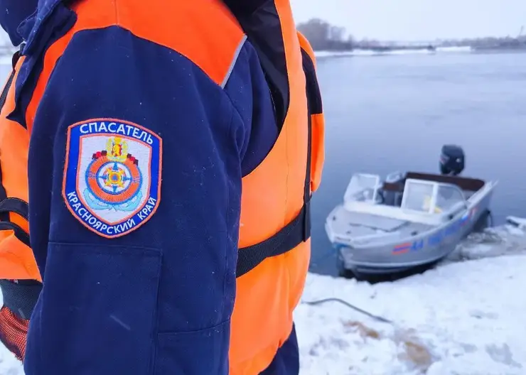 В Красноярске спасатели продолжают поиски мужчины на льдине