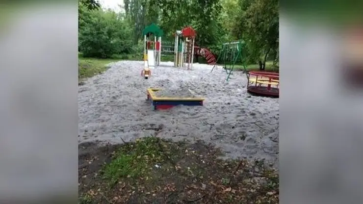 Жители Томской области считают новую детскую площадку небезопасной 