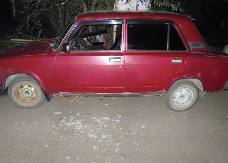 Жителя Омска в попытках угнать машину застали полицейские 