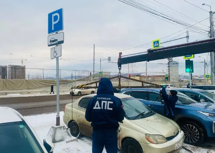 В Красноярске прошёл масштабный рейд по парковкам для инвалидов