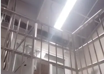 Потолок затопленной школы в Кемерове обрушился после прорыва труб